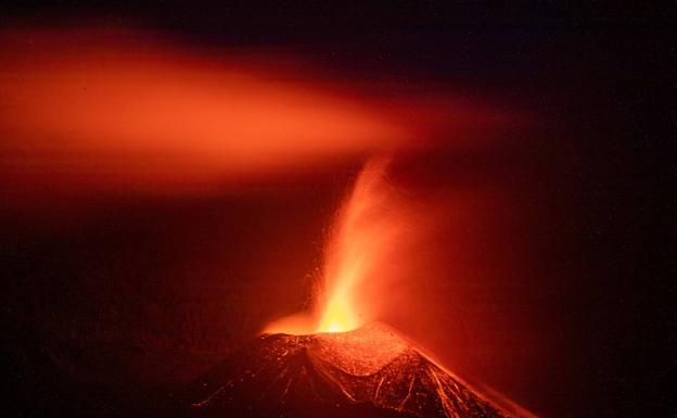 El volcán de La Palma expulsa una piedra semipreciosa