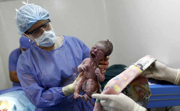 El parto de una 'influencer' abre el debate sobre el piel con piel en las cesáreas