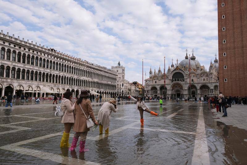 El 'aqua alta' inunda la plaza de San Marcos de Venecia