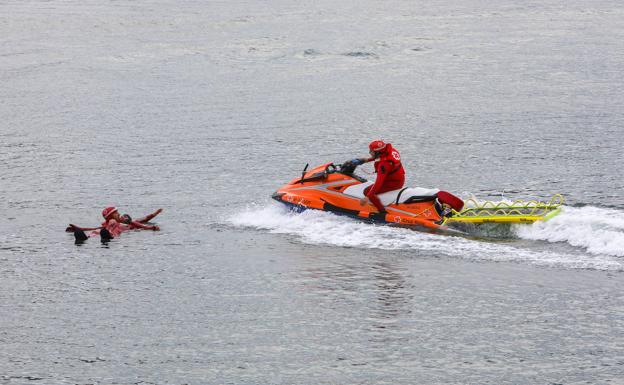 Quince rescatadores para cuatro víctimas en la ría de Avilés