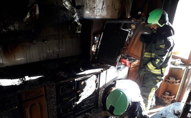 Sofocado un incendio en una cocina de una vivienda en Laviana