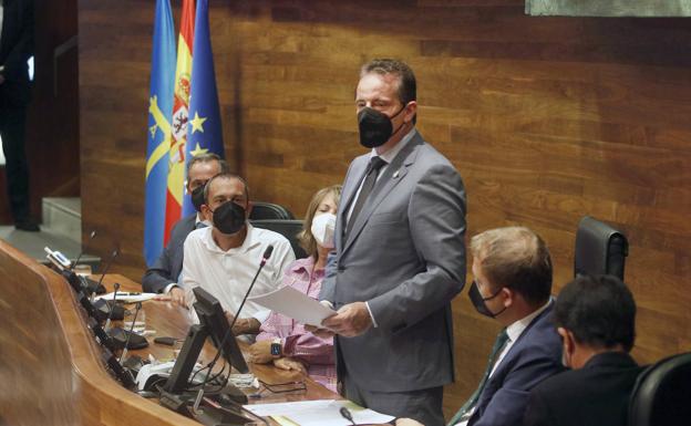 El presidente de la Junta, obligado a intervenir en el Pleno tras una discusión sobre el uso del asturiano