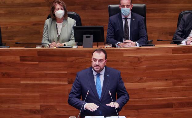 Barbón acepta la propuesta de Foro de que el modelo de oficialidad necesite mayoría reforzada