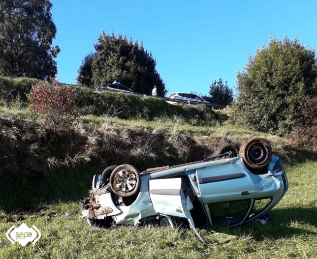 Un herido leve tras el vuelco de un vehículo en Soto del Barco