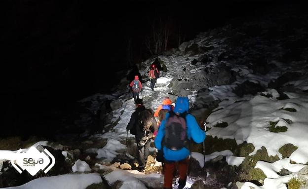 Rescatan de madrugada a once senderistas que pasaron horas atrapados en la nieve en Cabrales