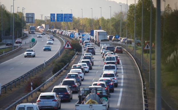 Un accidente provoca retenciones kilométricas en la A-64, a la altura de Parque Principado