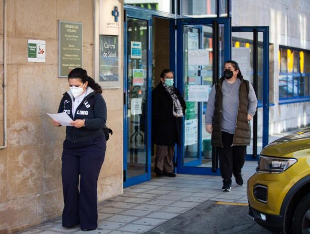 «Es muy difícil pedir por teléfono una cita en el Centro de Salud de Lugones»