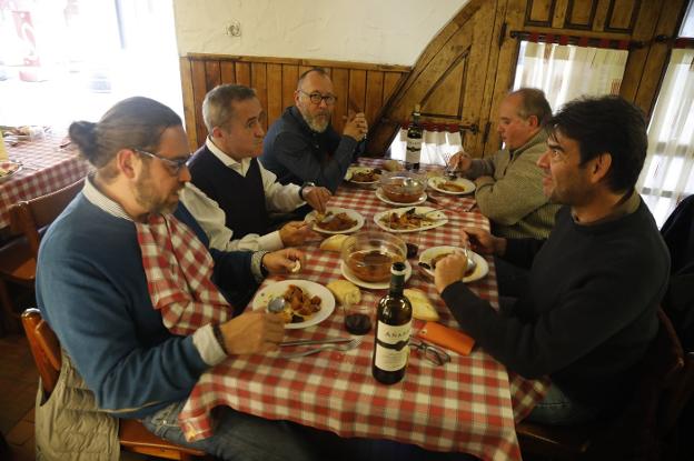 El menú de los nabos anima la hostelería en Sotrondio