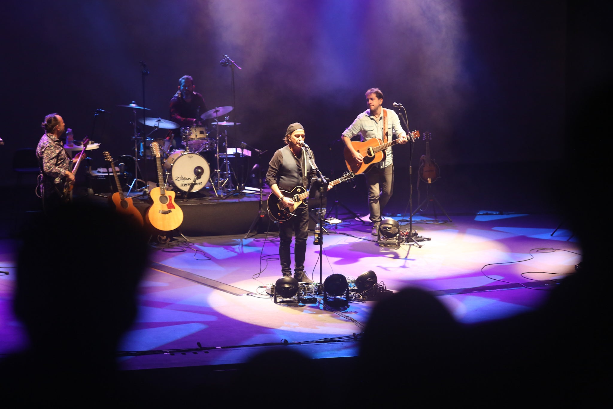 Los Secretos levantan al Niemeyer