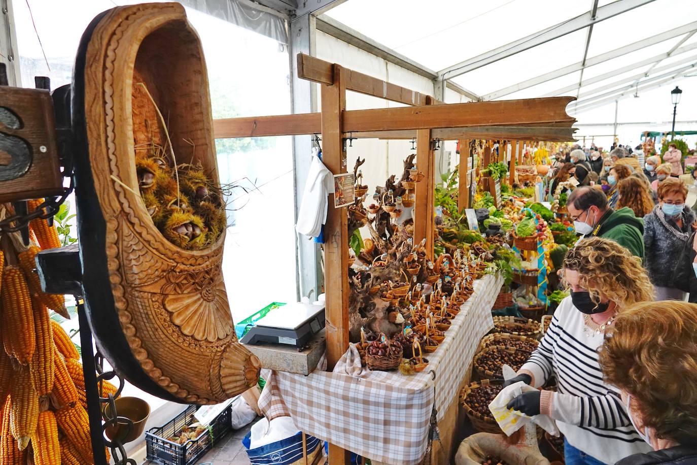 La tradición se impone en la Castaña de Arriondas