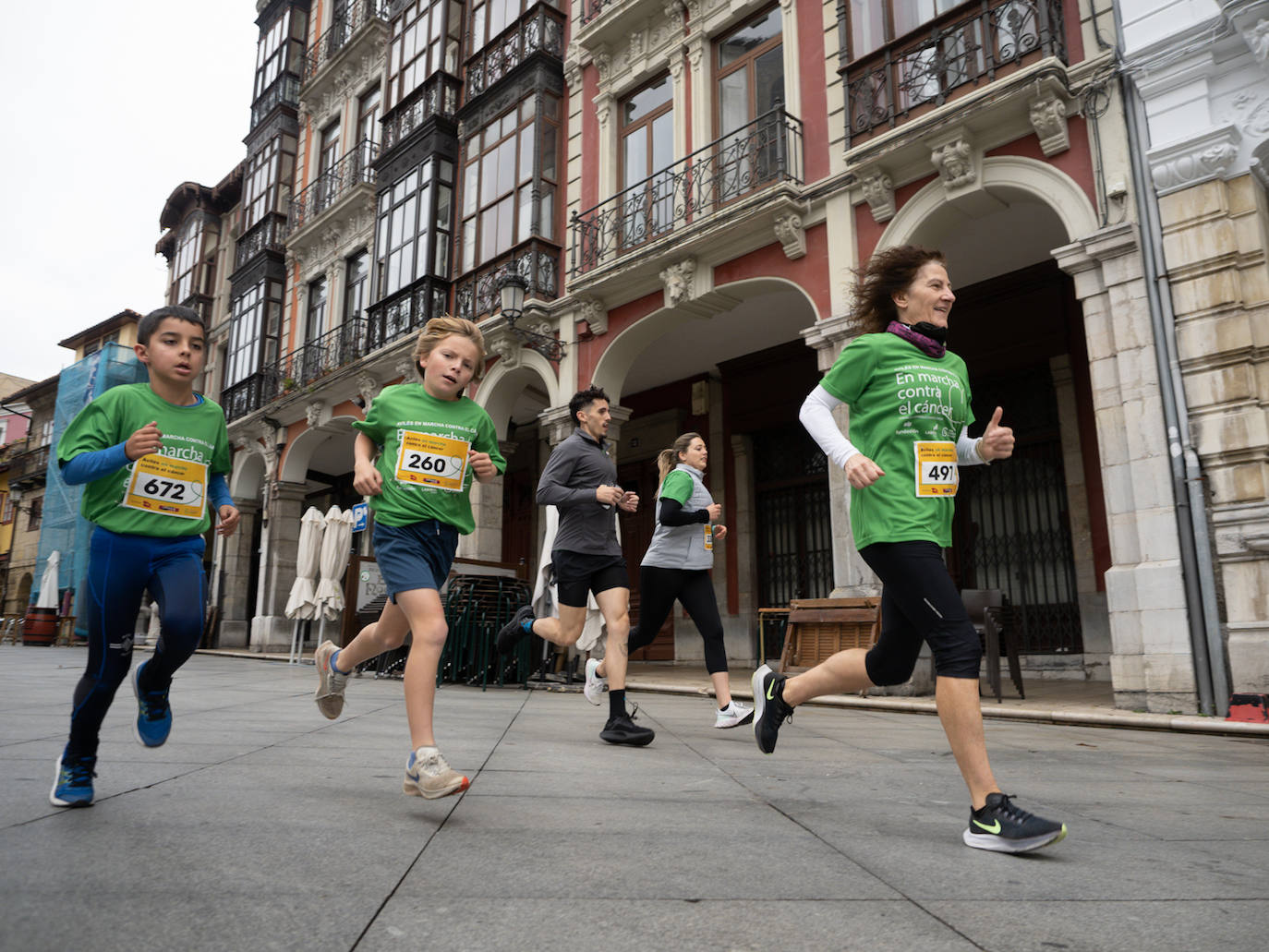 Cientos de asturianos se unen contra el cáncer: «Todo lo que sea colaborar es importante»