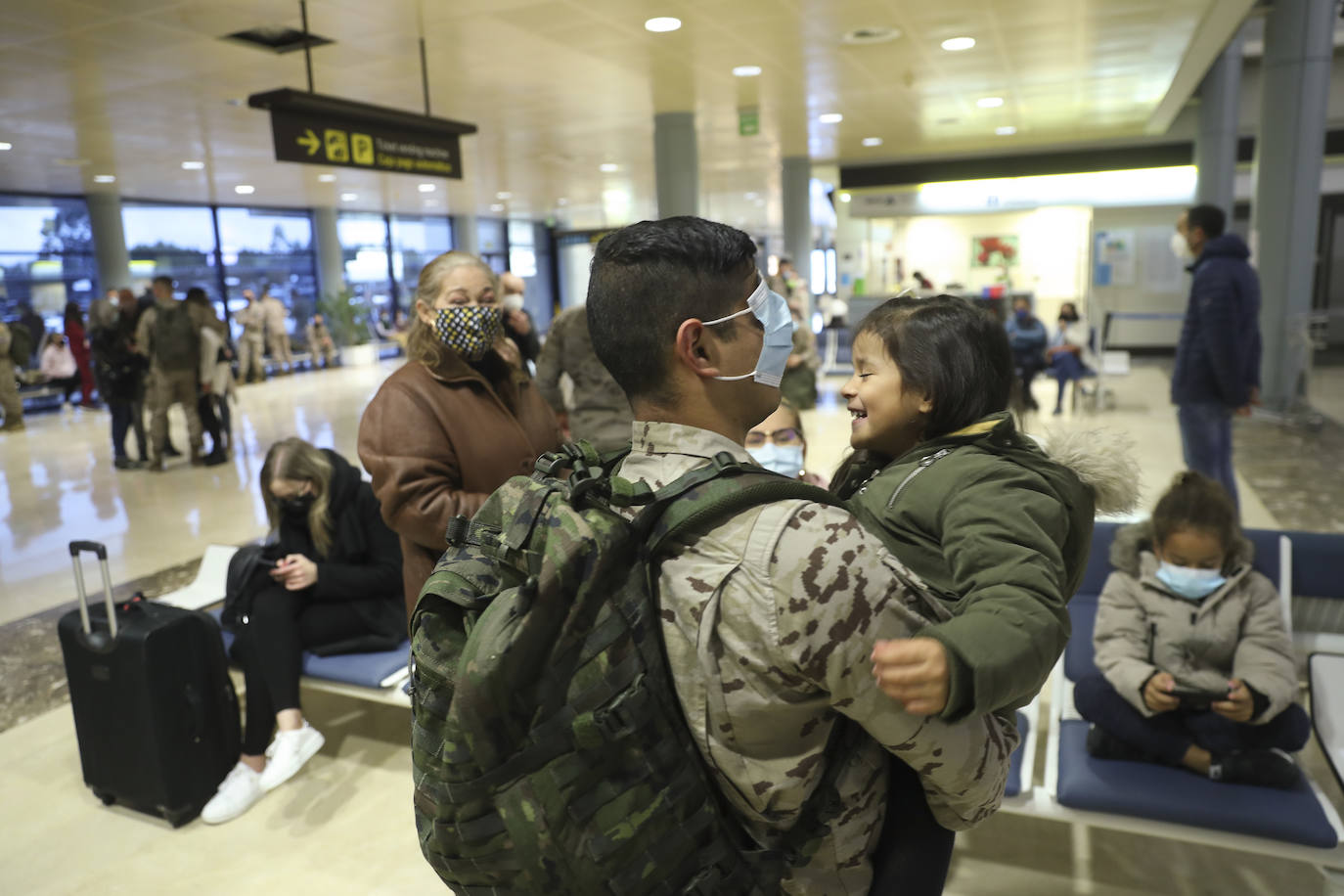 Lágrimas y aplausos para despedir a los soldados que se van a Mali