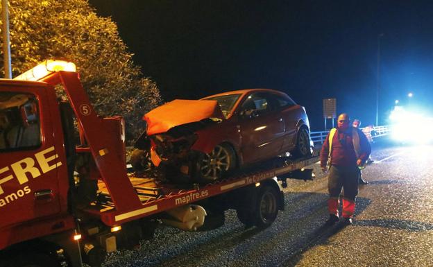 Un vehículo acaba destrozado tras salirse de la vía en la A-63 en sentido a Oviedo