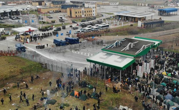 Polonia recurre a cañones de agua para contener a los inmigrantes