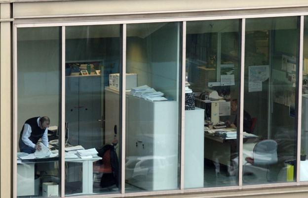 El traslado masivo de altos funcionarios amenaza con retrasar más las ayudas y obras del Principado