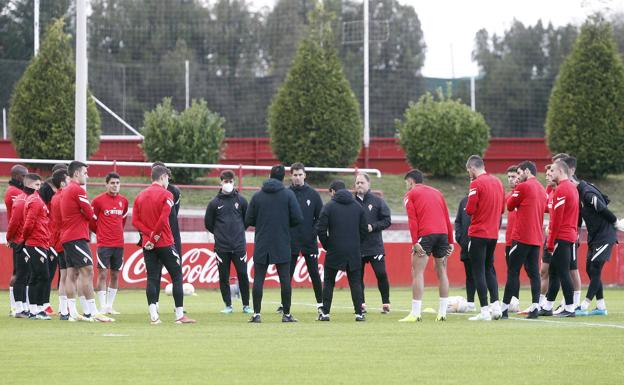 Gallego prepara el duelo contra la Ponferradina con siete jugadores del filial y sin Aitor García