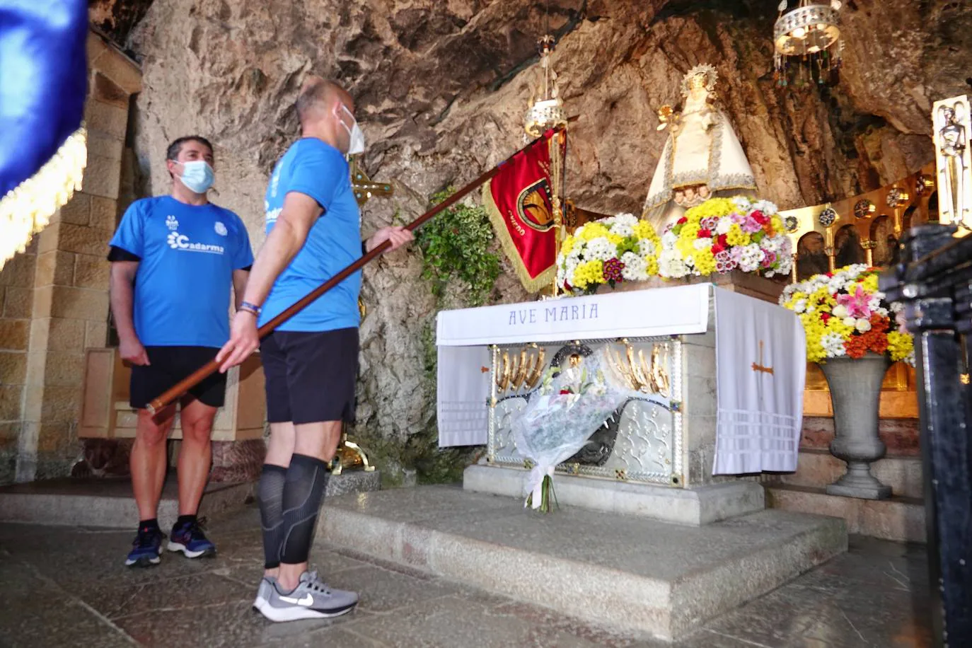 La Policía Nacional presenta sus respetos a la Virgen de Covadonga