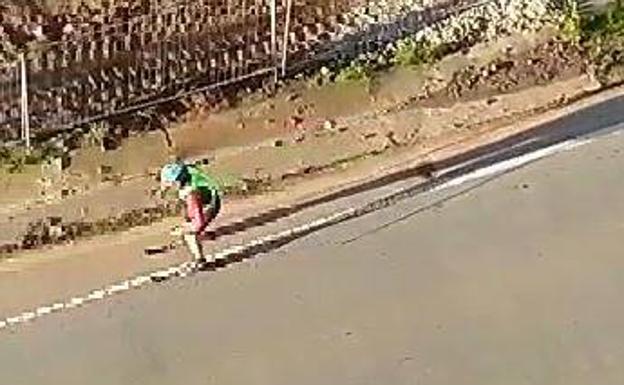 Un esquiador en las calles de Avilés