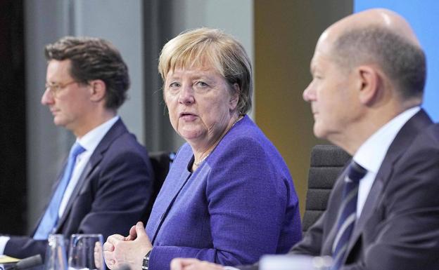 Merkel y los estados federados pactan vacunar obligatoriamente al personal sanitario