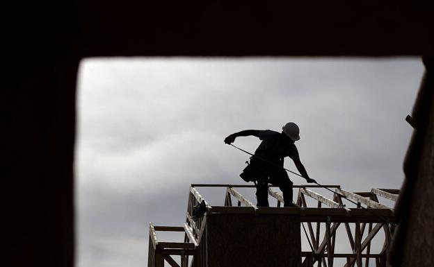 Transportes ultima una norma para limitar el golpe de los precios en la obra pública