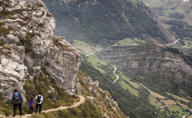 Rescatan a dos senderistas desorientados en Somiedo