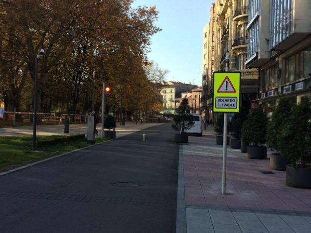 Una nueva señal advierte de la presencia del bolardo en la calle de Emile Robín