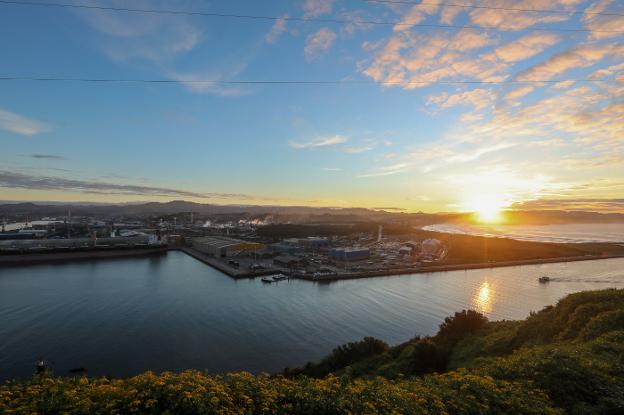 El Puerto investigará el origen de los hidrocarburos en el lecho de la ría de Avilés para tratar de evitar su depósito