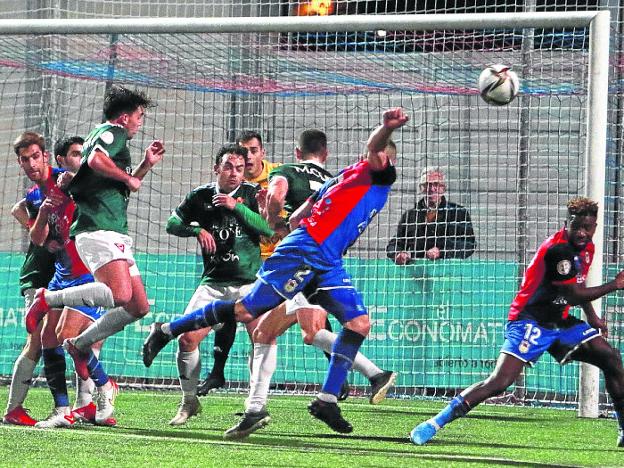 Nacho García derriba el muro del Ceares (1-0)