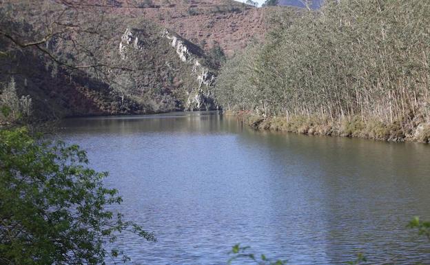 Rescatado tras caer con su coche en el embalse de Arbón, en Villayón