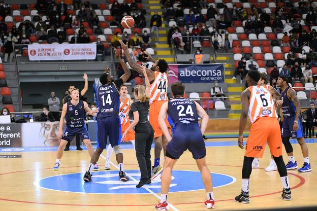 El Unicaja Oviedo arrolla al Coruña (61-83)