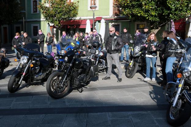 Medio centenar de motos rugen para «visibilizar la lacra de la violencia machista»