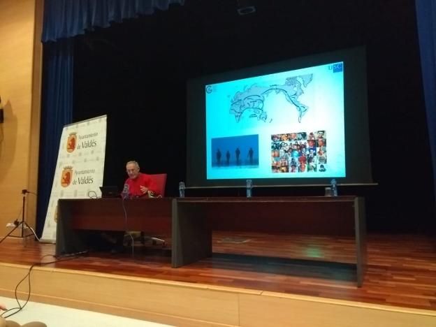 Ángel Carracedo acerca la genética forense a la Semana de la Ciencia de Luarca