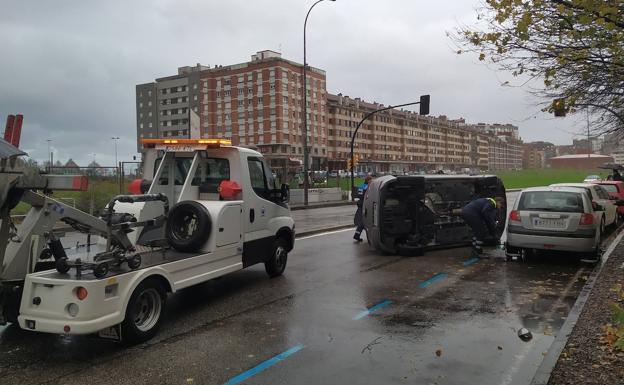 Vuelca con su coche en Gijón y sale ileso