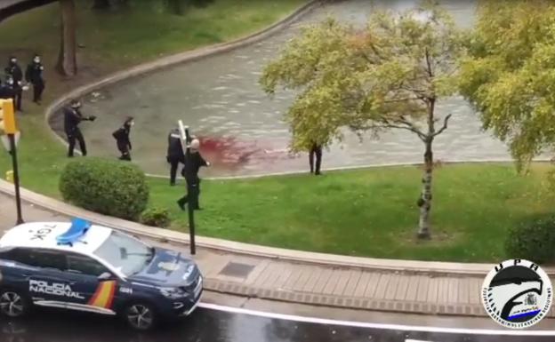 Un hombre fallece tras apuñalarse desnudo en una céntrica plaza de Zaragoza