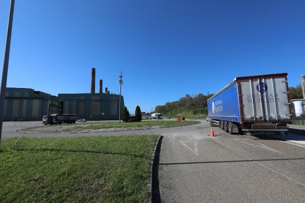 El Ayuntamiento de Avilés reasfaltará las zonas más dañadas de la avenida de la Siderurgia