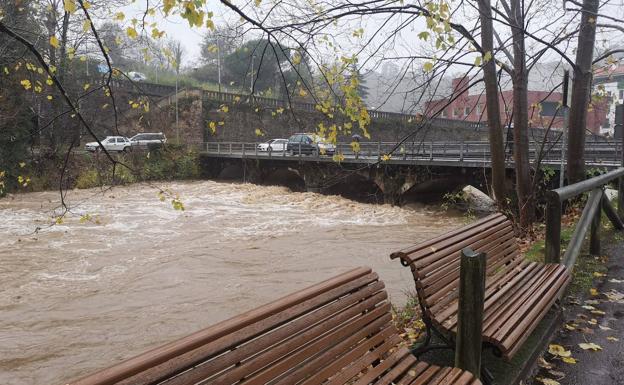 El río Piloña se desborda y amenaza con superar uno de los puentes de Infiesto