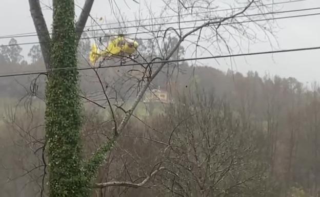 Vídeo: evacúan en helicóptero a una familia en Piloña afectada por las inundaciones