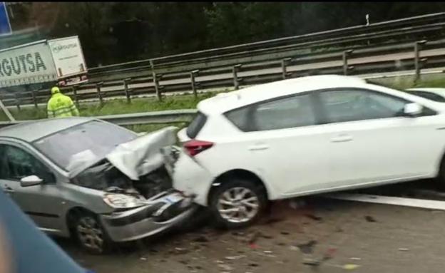 Importantes retenciones por un accidente en la Y, sentido Avilés