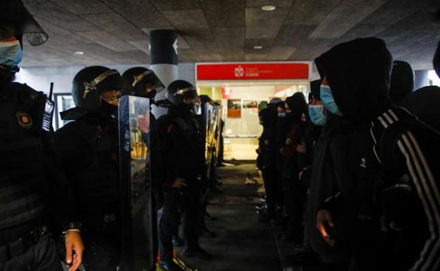 Los Mossos cargan contra radicales independentistas en la Universidad Autónoma de Barcelona