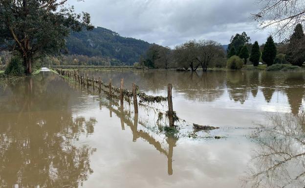 Los concejos azotados por las inundaciones se afanan en despejar carreteras y limpiar el barro