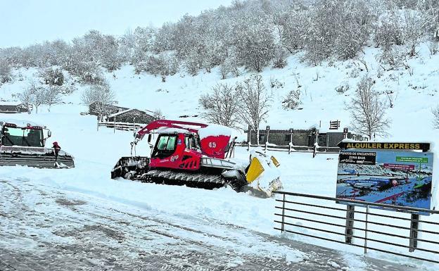 La fuerte lluvia reduce espesores y frustra el inicio mañana de la temporada de esquí