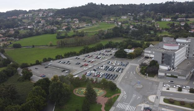 Trabajadores y pacientes achacan a la «falta de voluntad política» el nuevo retraso en Cabueñes