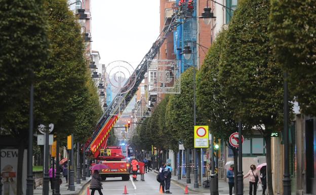 La caída de cascotes en un edificio obliga a cortar un tramo de la avenida de Schulz, en Gijón