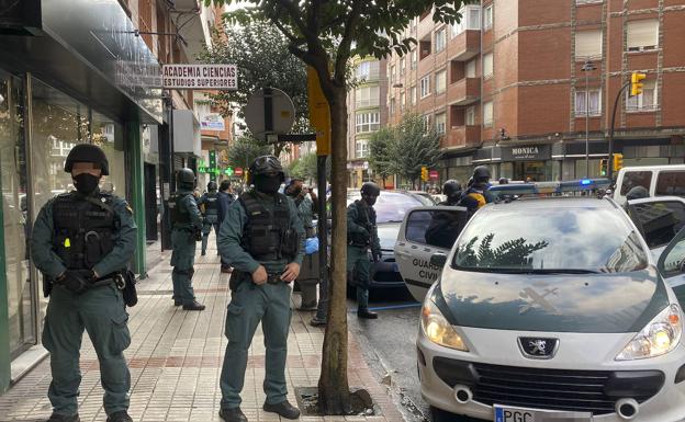 Amplio despliegue de la Guardia Civil en Manuel Llaneza, Gijón