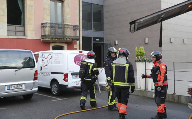 Los bomberos sofocan un incendio en Somió Park