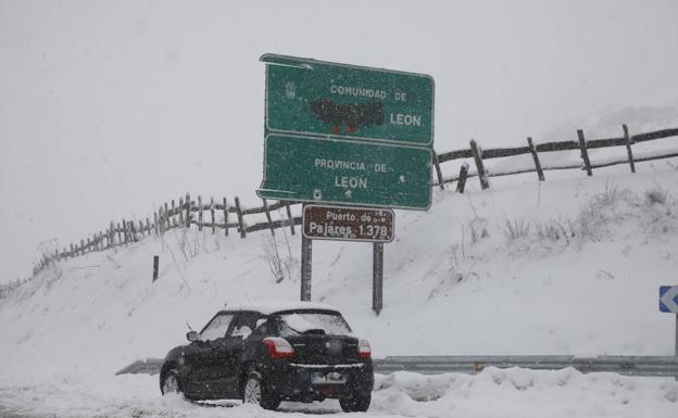 La nieve vuelve a complicar el tráfico en los puertos de Asturias