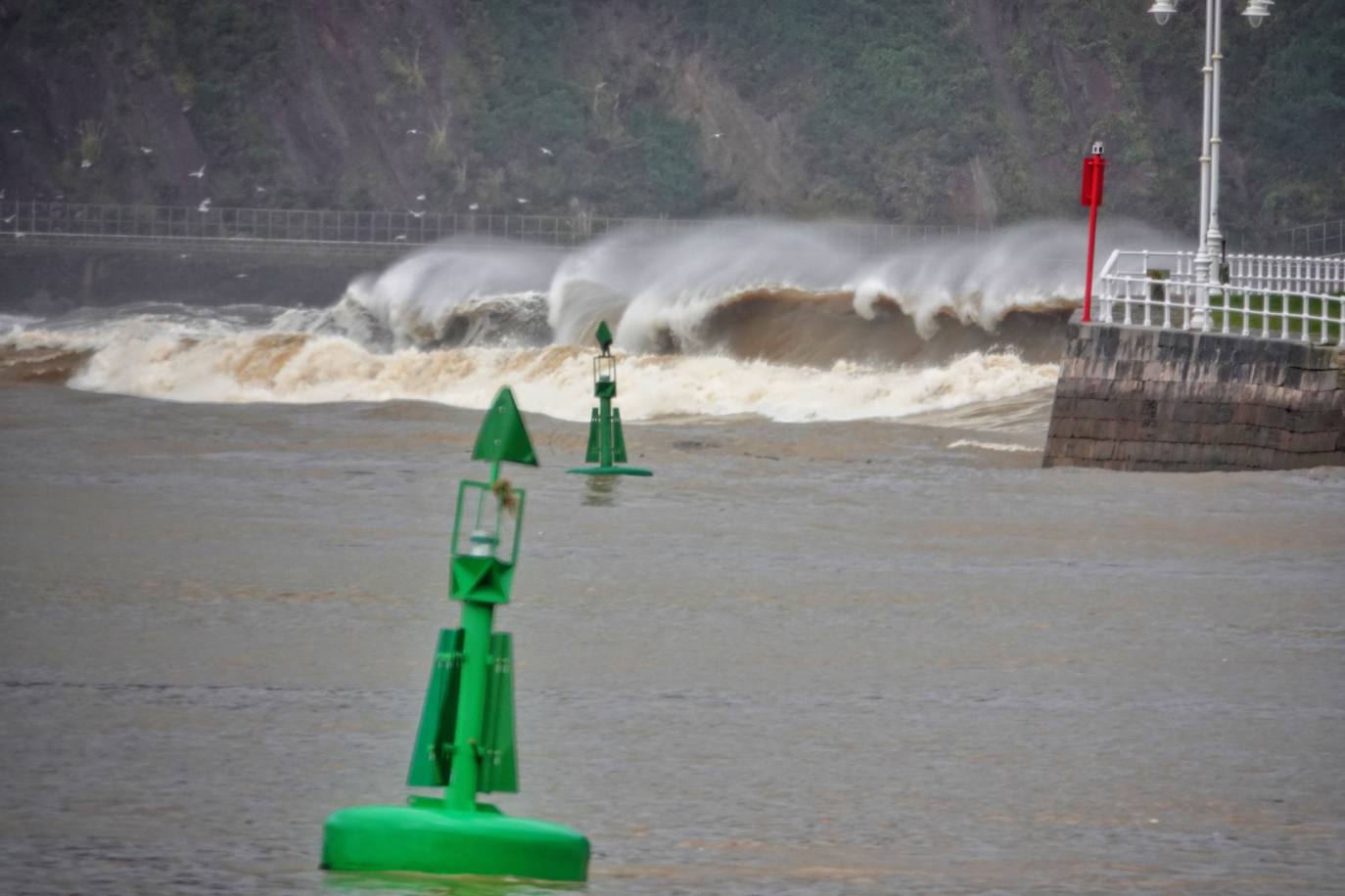 El temporal en el Cantábrico despierta los bufones