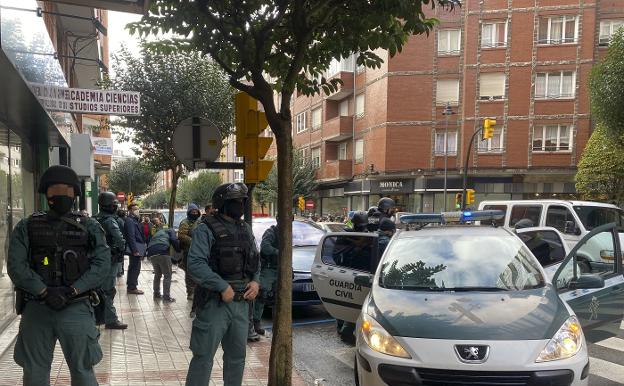 Colosal despliegue en Gijón para detener a un hombre atrincherado en una vivienda