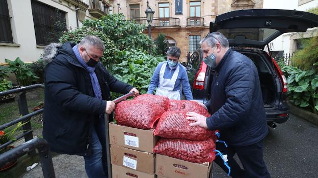 Las sidrerías de Gascona donan doscientos kilos de castañas a la Cocina Económica