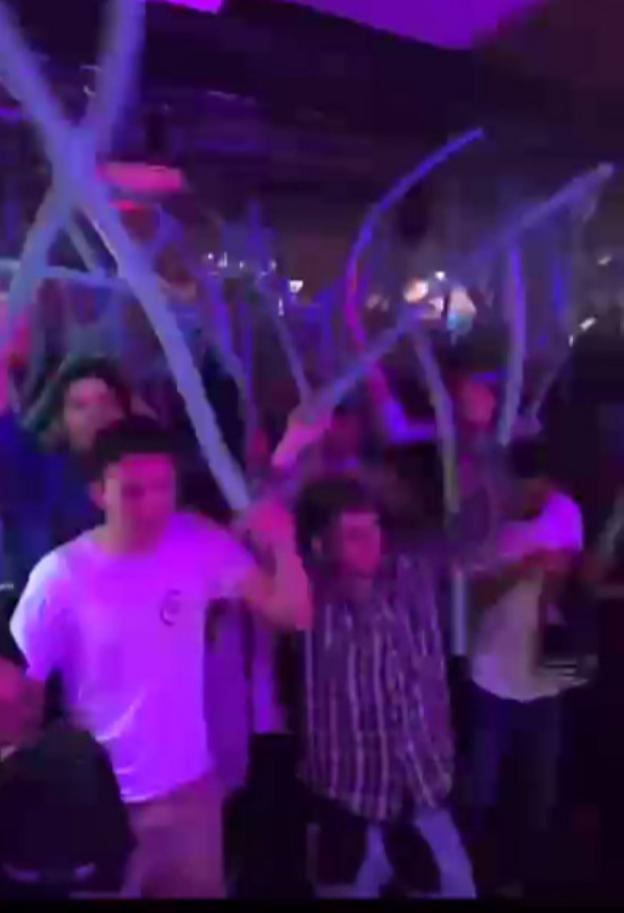 La fiesta universitaria que acabó en un desalojo de un bar de Gijón